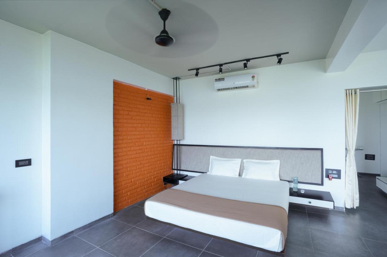 Grey Stone - Lakefront Penthouse Family Rooms Колхапур Екстер'єр фото