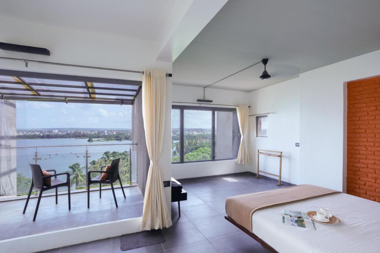 Grey Stone - Lakefront Penthouse Family Rooms Колхапур Екстер'єр фото