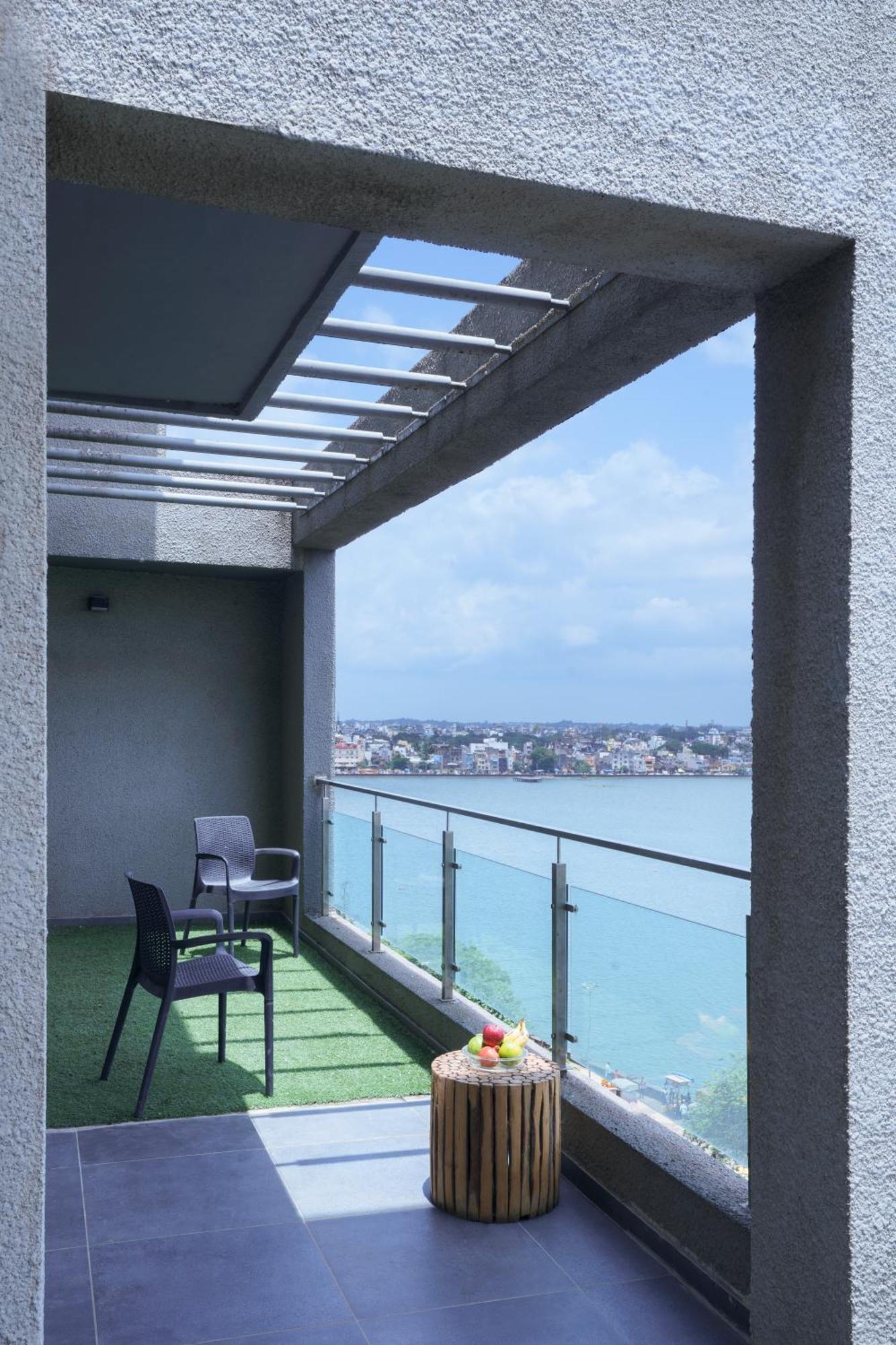 Grey Stone - Lakefront Penthouse Family Rooms Колхапур Екстер'єр фото